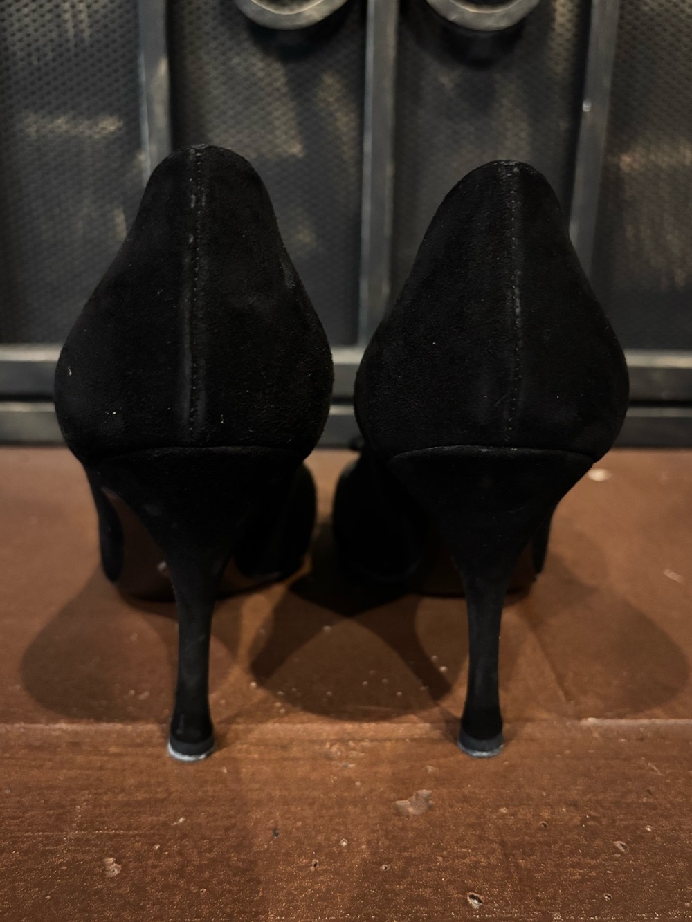 Dolce & Gabbana Pointed-Toe Suede Pumps with Bow Detail - Picture 3 of 8